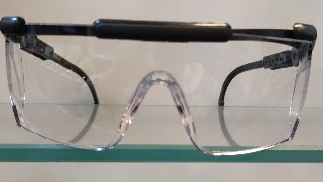 ‌‌عینک ایمنی شیشه شفاف برند AoSafety (آ اُ سِیفتی) دسته کشویی و تا شونده