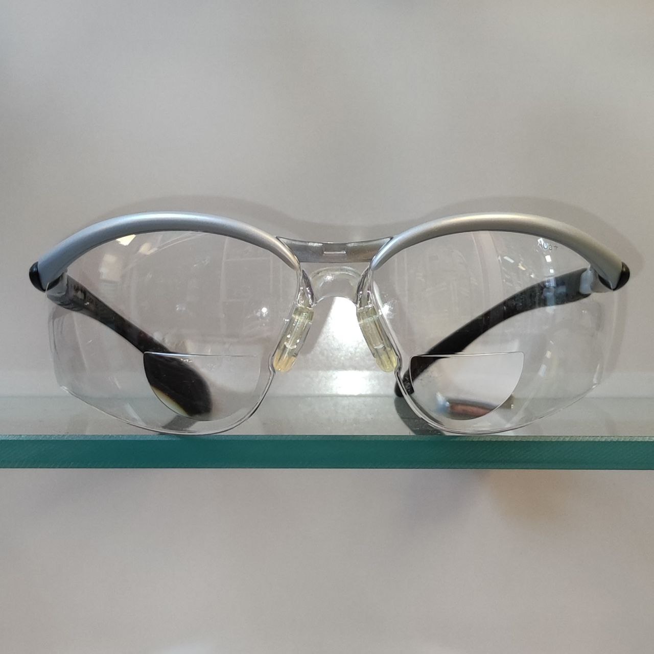 عینک لنز شفاف فریم طوسی دسته مشکی برند AOSafety (آ اُ سِیفتی)